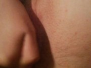 Nastolatka wk?ada sobie palce w cipke