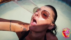 Dopo l'anale in piscina, milf beve sperma dal bicchiere (2&deg; Parte)