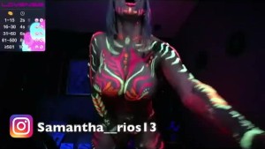 Hermosa modelo webcam hace show de dildo neon